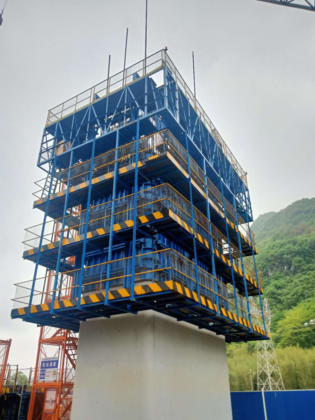 中交四航广连高速青莲河特大桥高墩