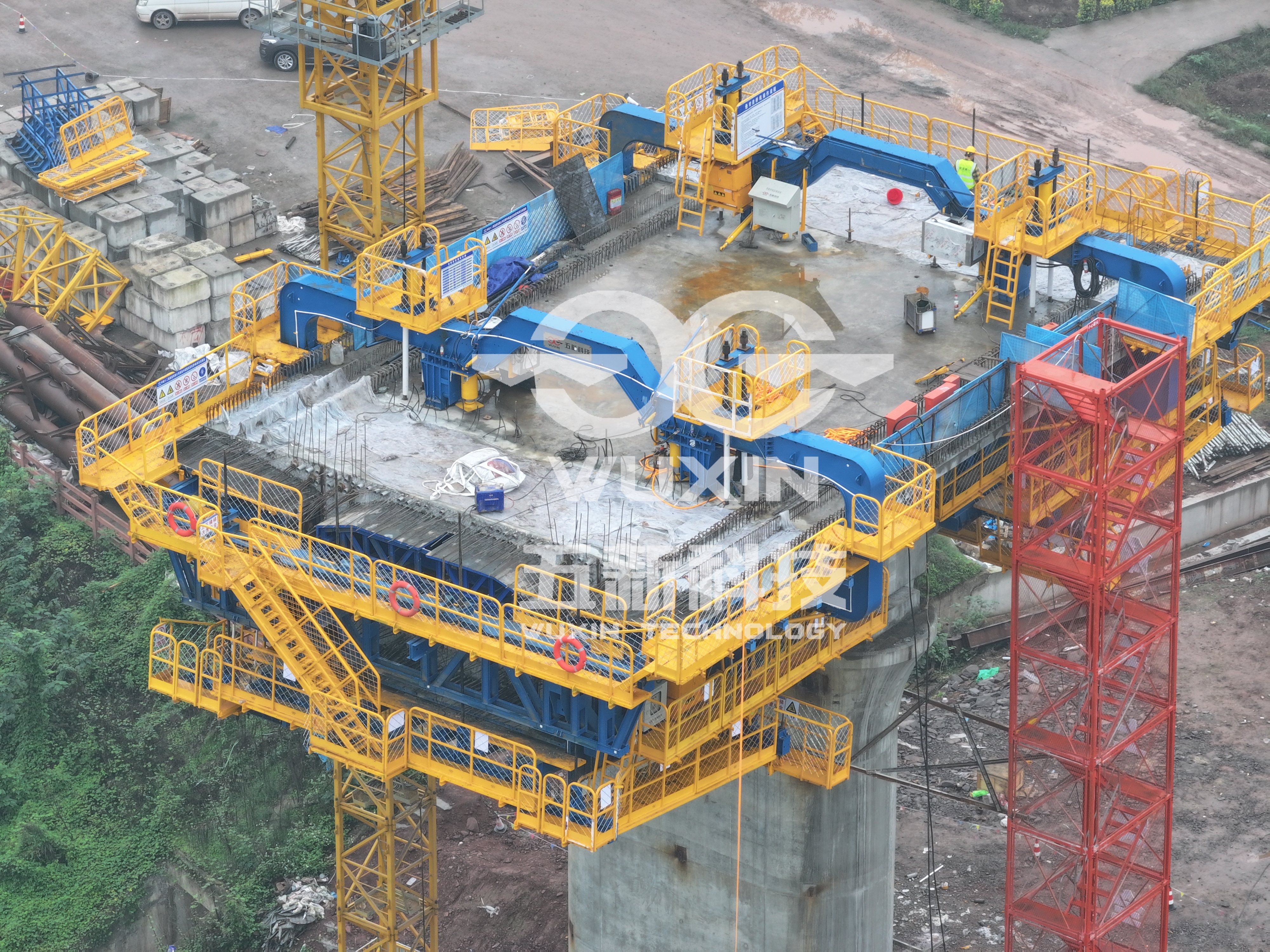 智能悬臂造桥机 — （中铁十二局-成渝中线重庆段梁滩河双线特大桥）3.jpg