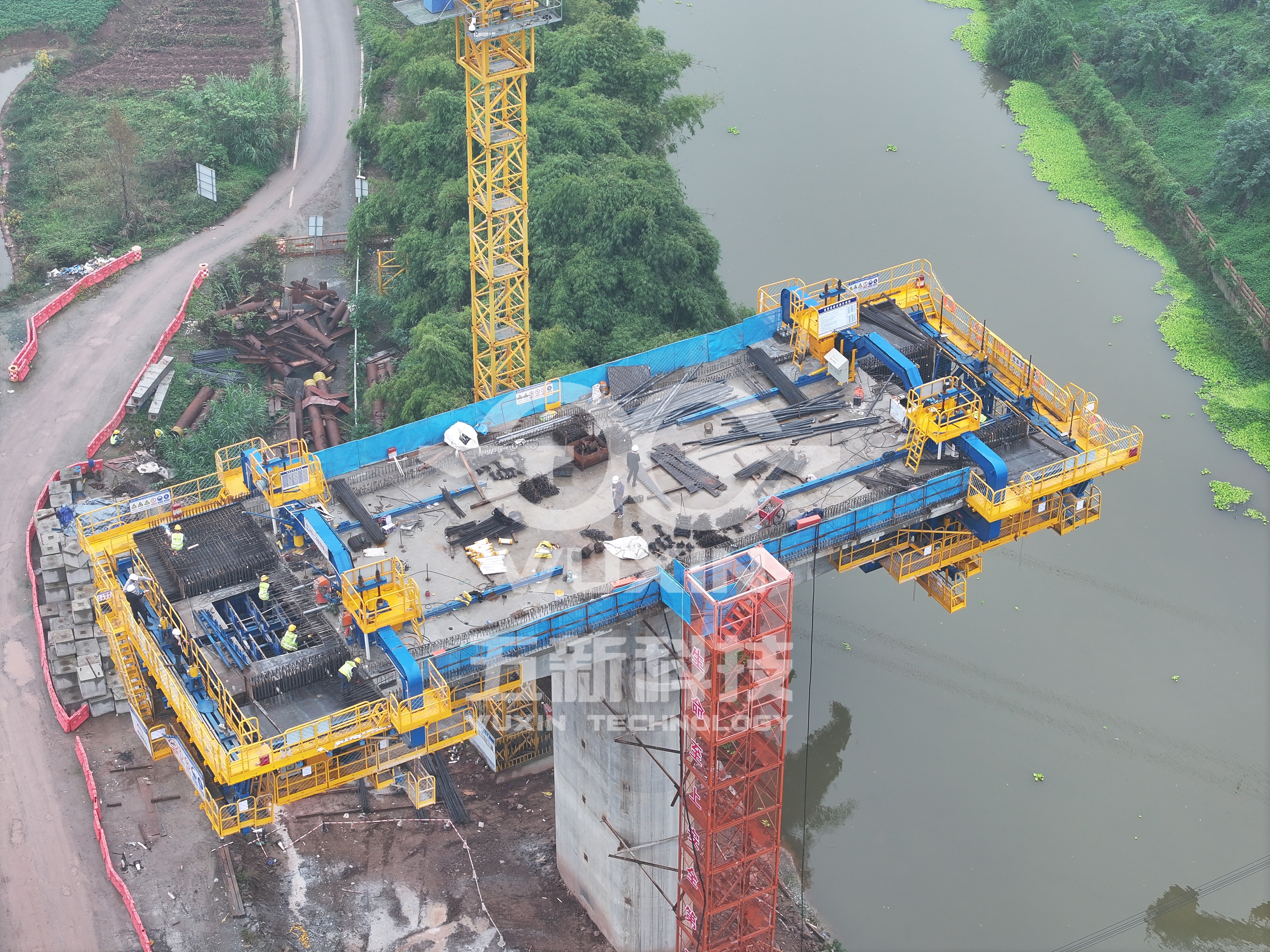 智能悬臂造桥机 — （中铁十二局-成渝中线重庆段梁滩河双线特大桥）2.jpg