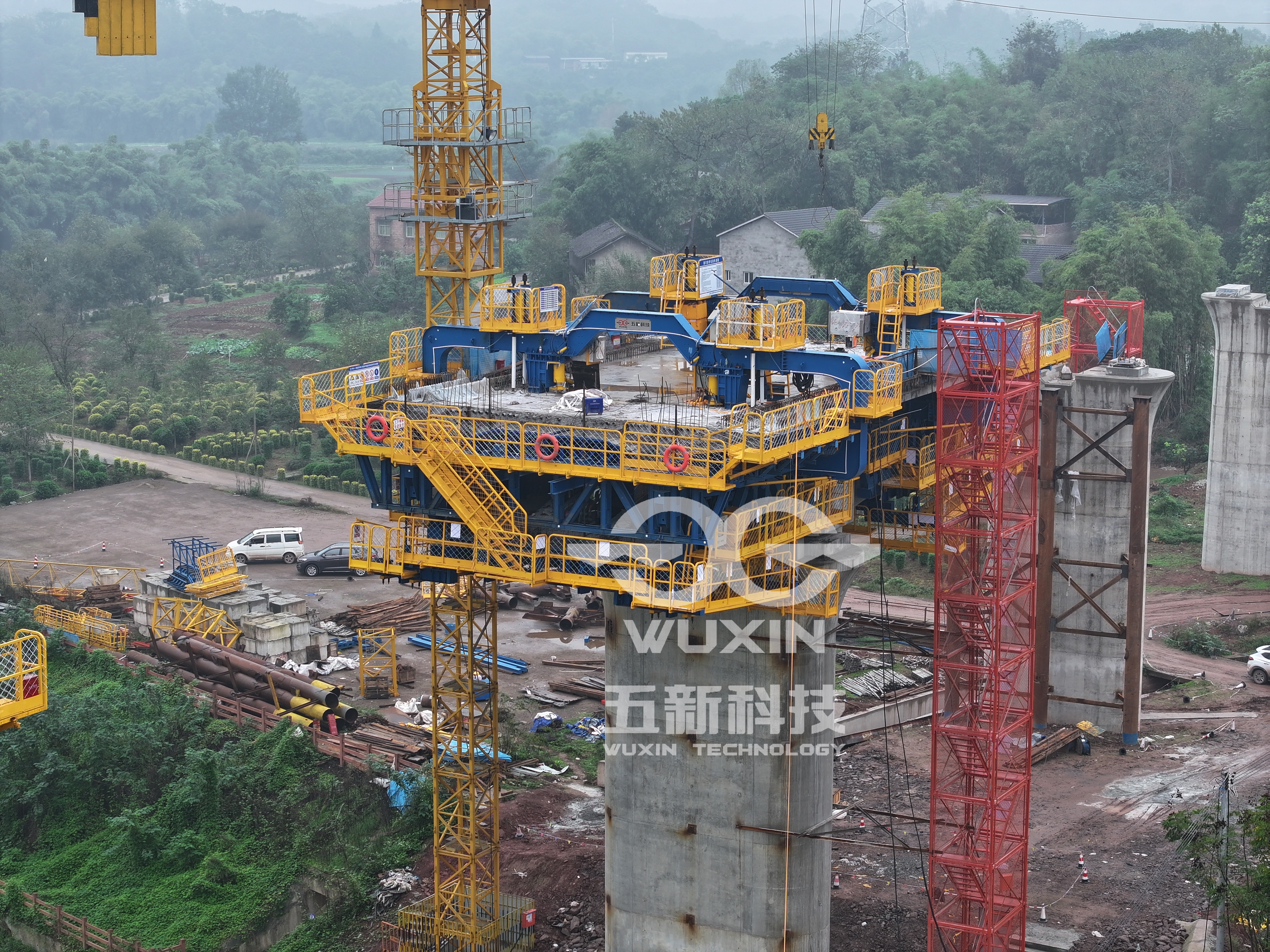 中铁十二局-成渝中线重庆段梁滩河双线特大桥智能悬臂造桥机