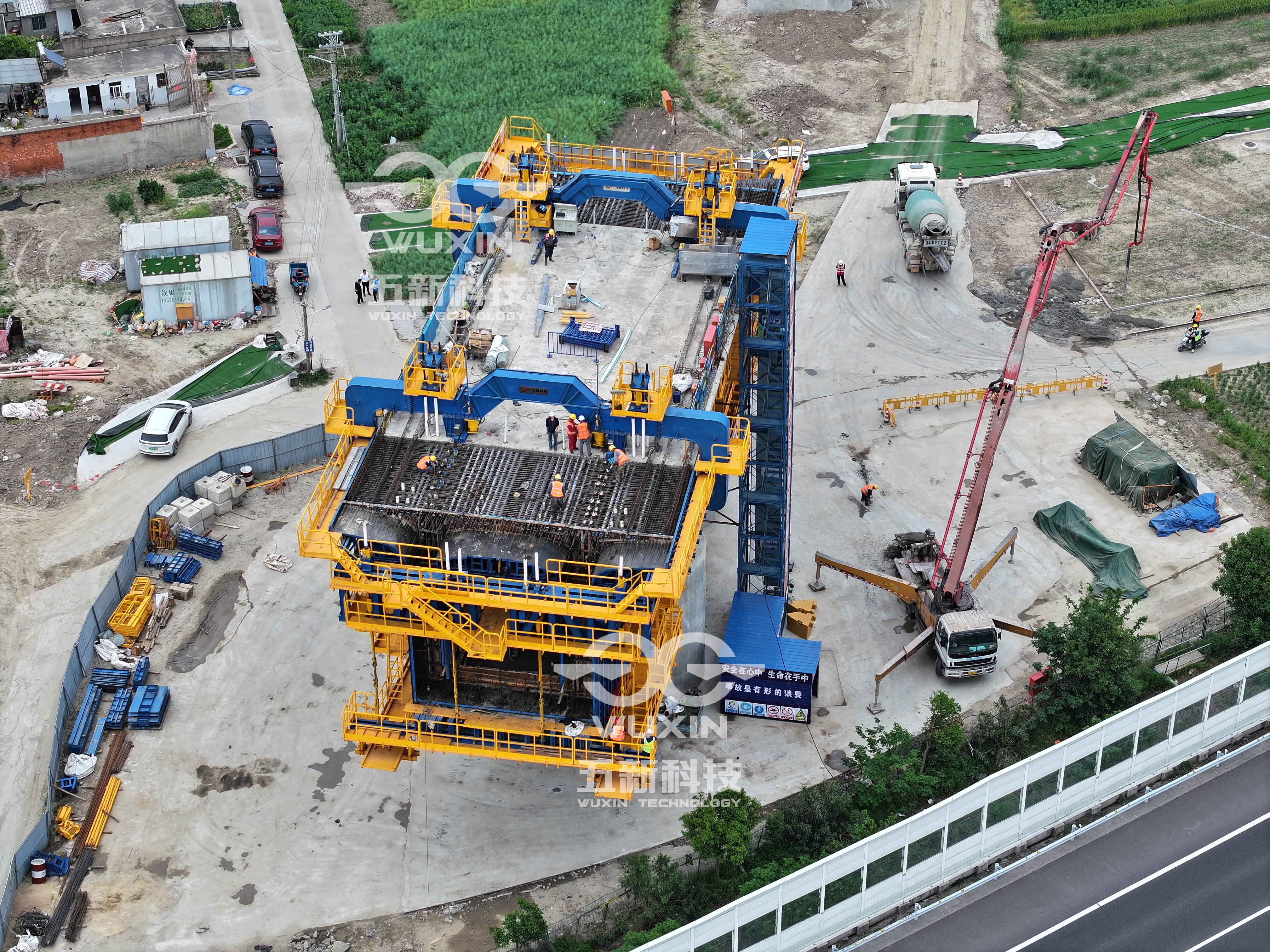 智能悬臂造桥机 —（中铁建大桥局-北沿江高铁跨京沪高速段）1.jpg