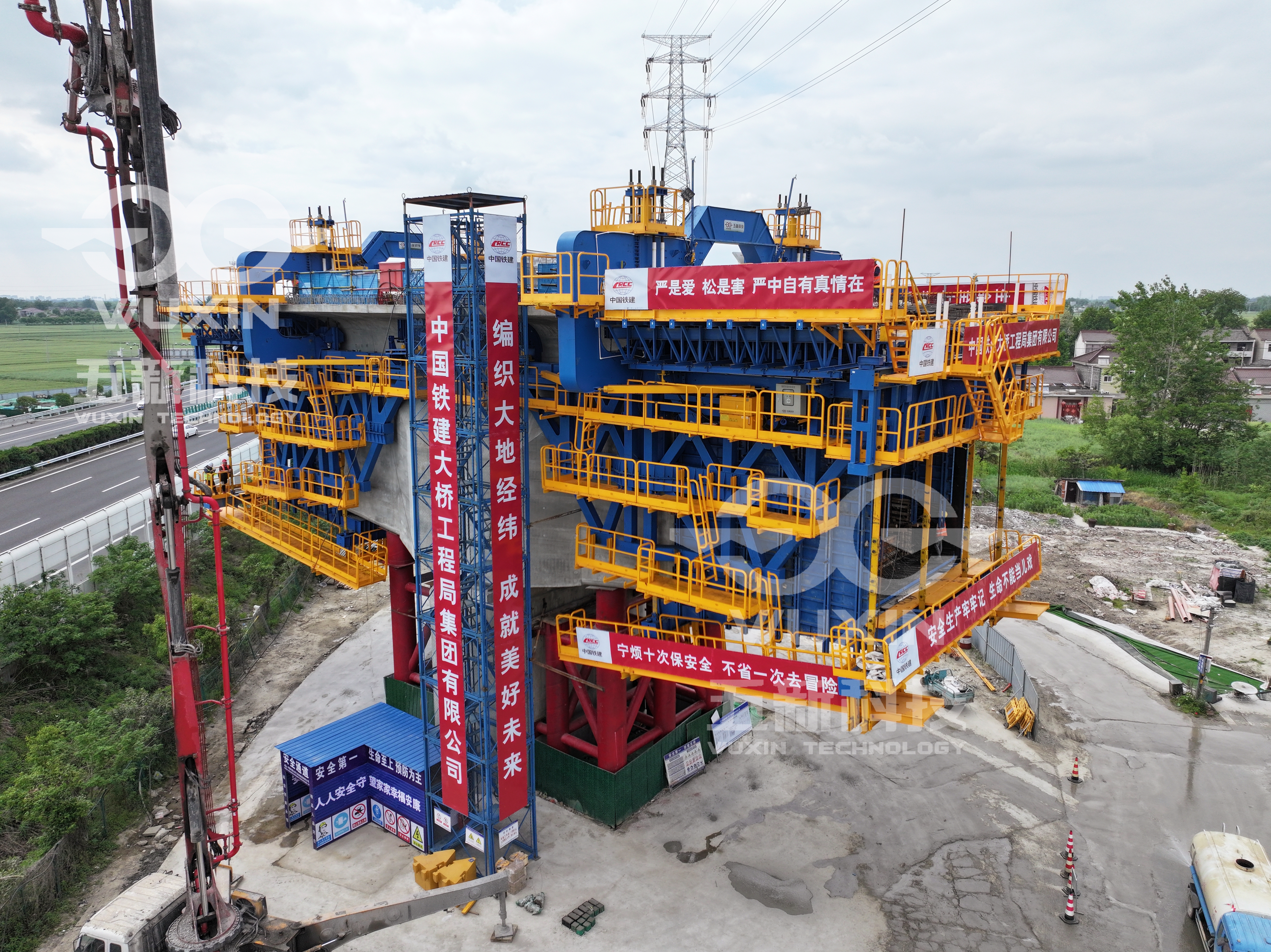智能悬臂造桥机 —（中铁建大桥局-北沿江高铁跨京沪高速段）2.jpg