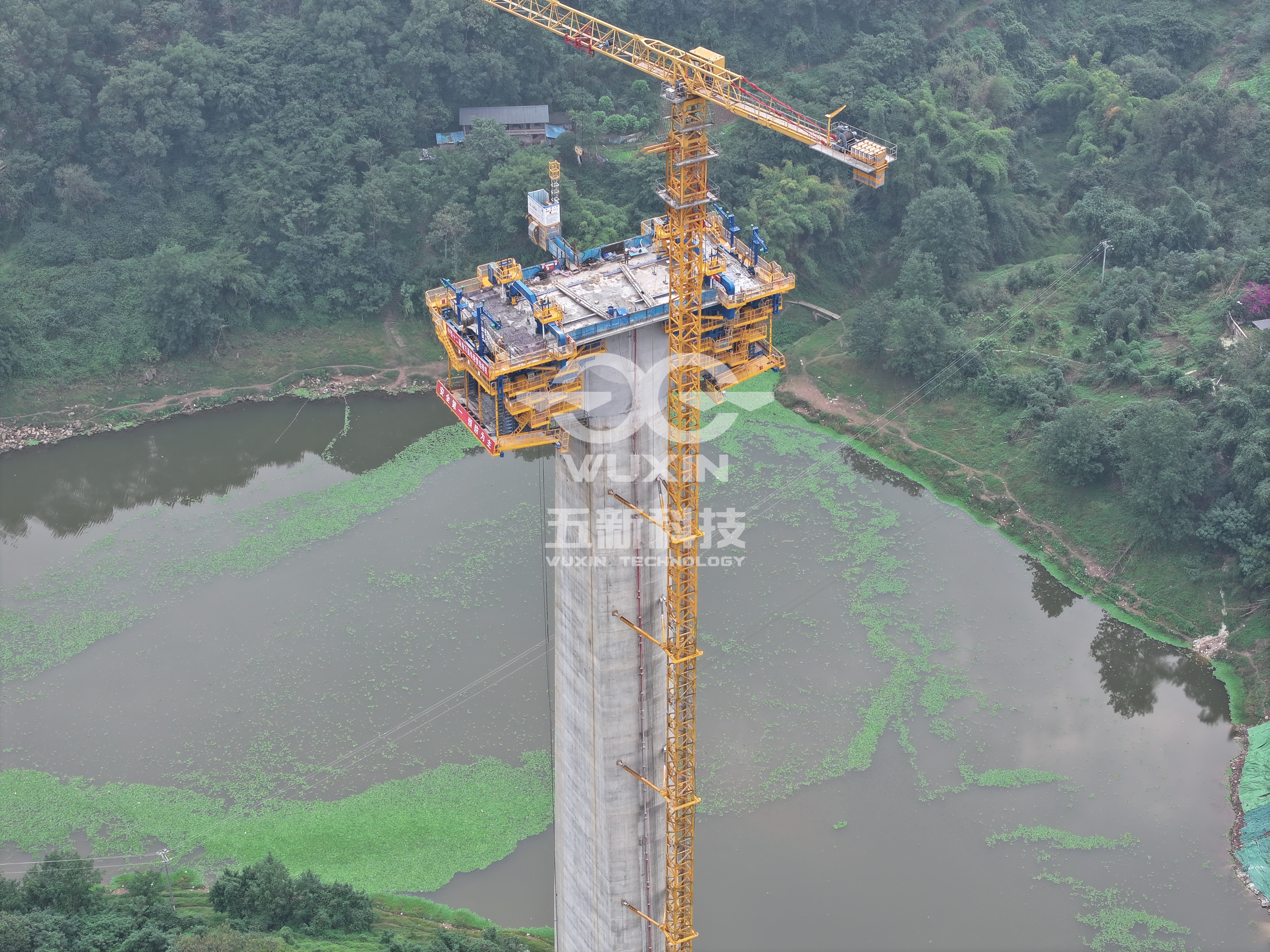 智能悬臂造桥机 — （中铁十二局-渝万高铁）2.jpg