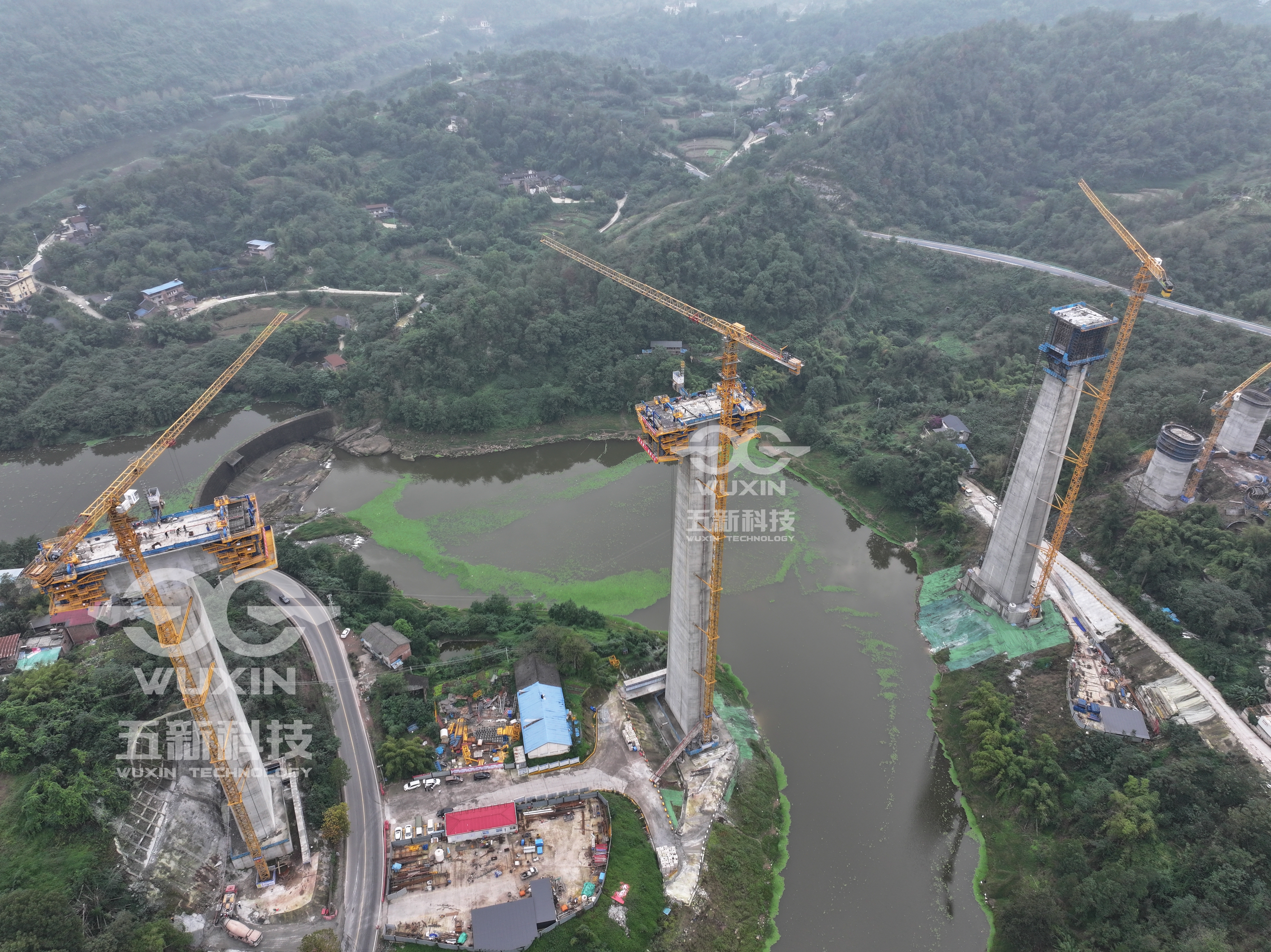 智能悬臂造桥机 — （中铁十二局-渝万高铁）1.jpg