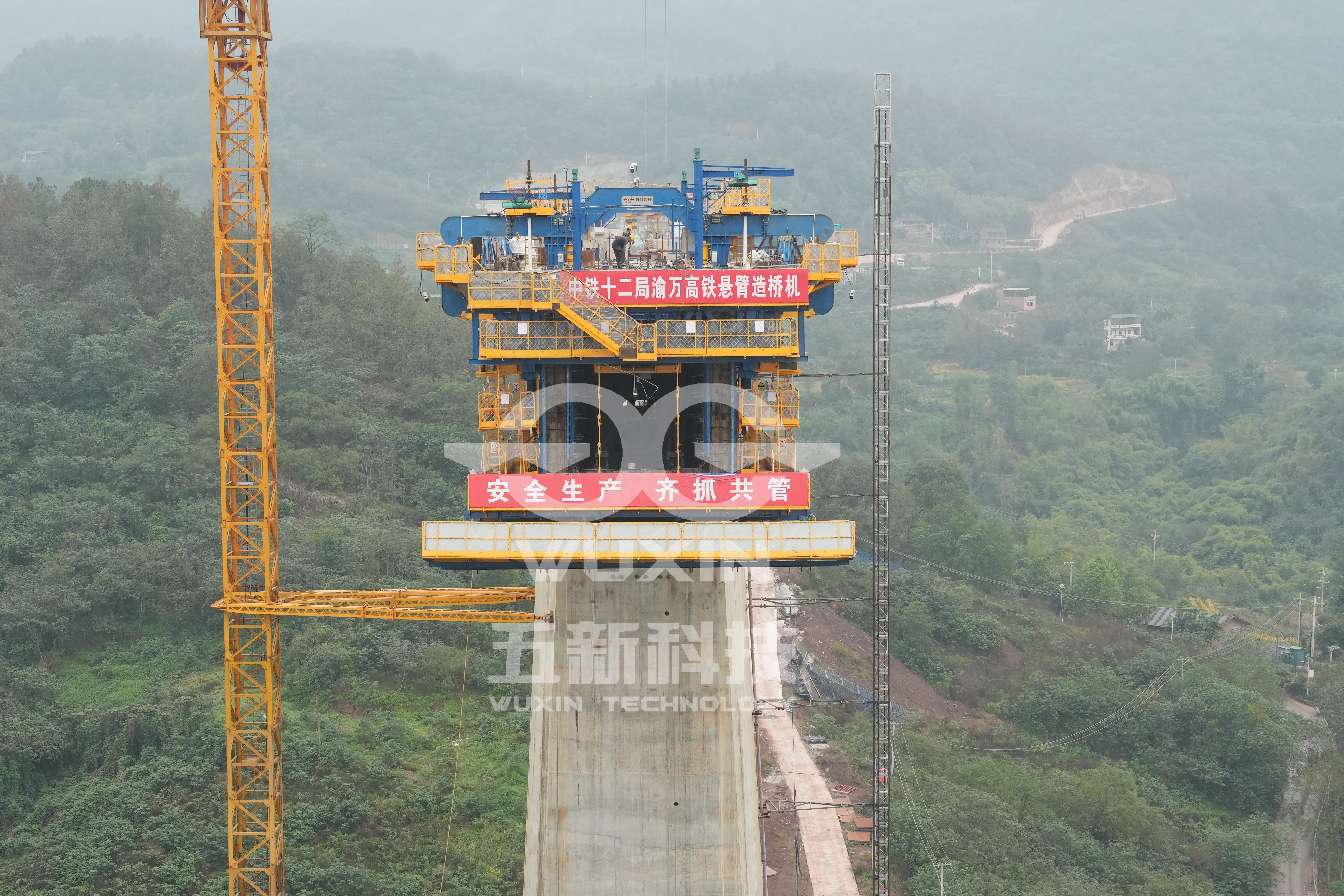 智能悬臂造桥机 — （中铁十二局-渝万高铁）3.jpg