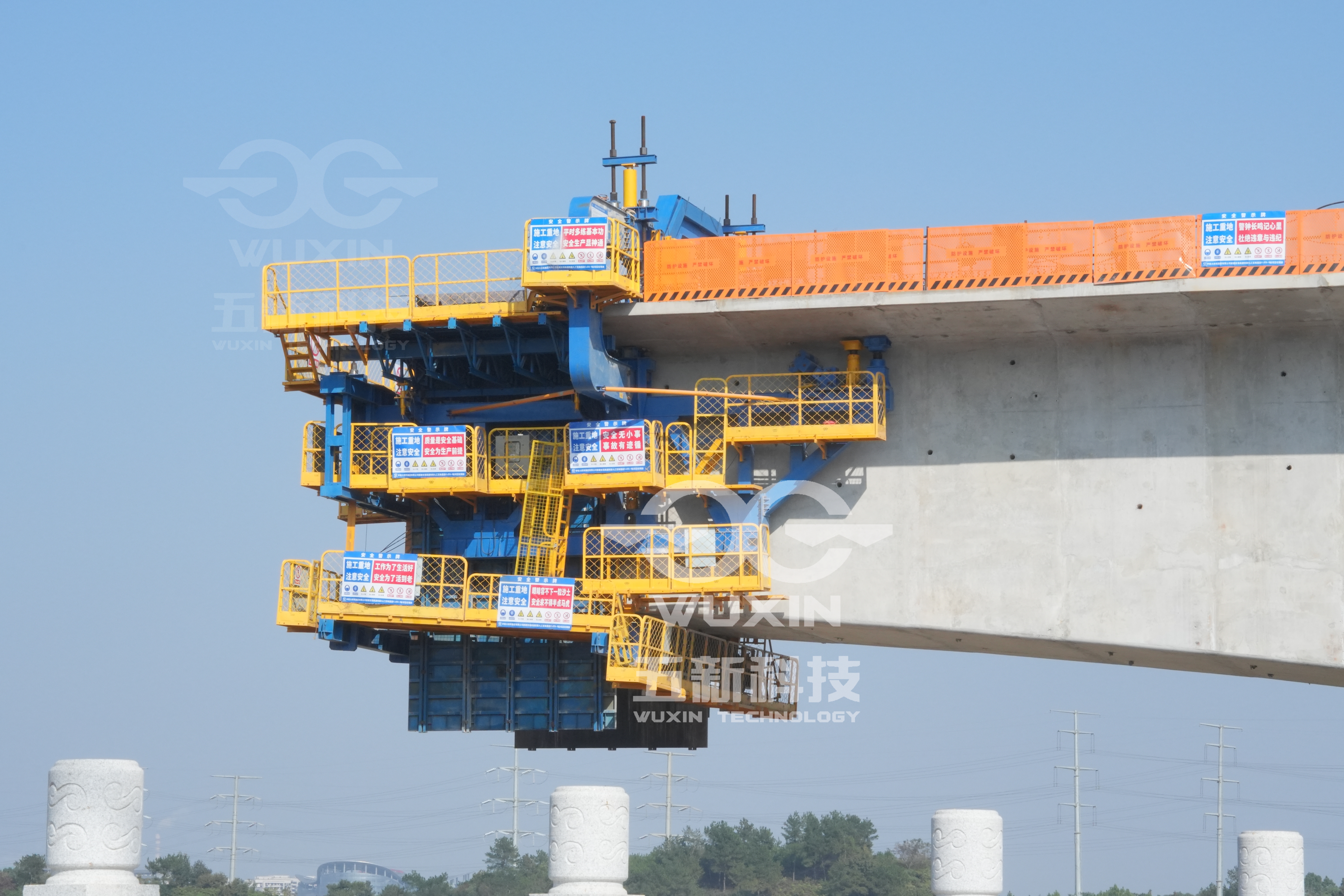 中铁大桥局-昌九高铁智能悬臂造桥机