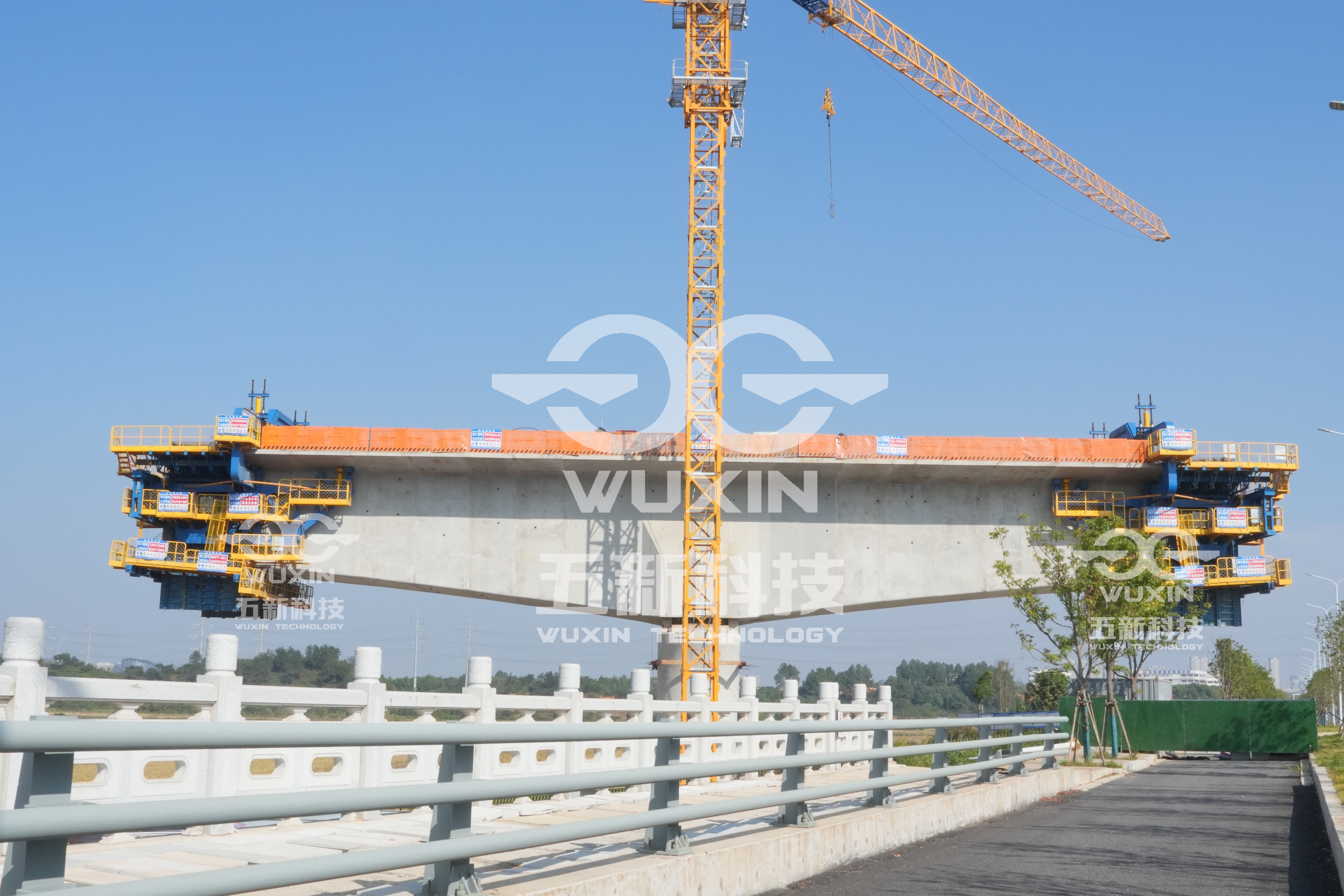 智能悬臂造桥机—（中铁大桥局昌九高铁）4.jpg