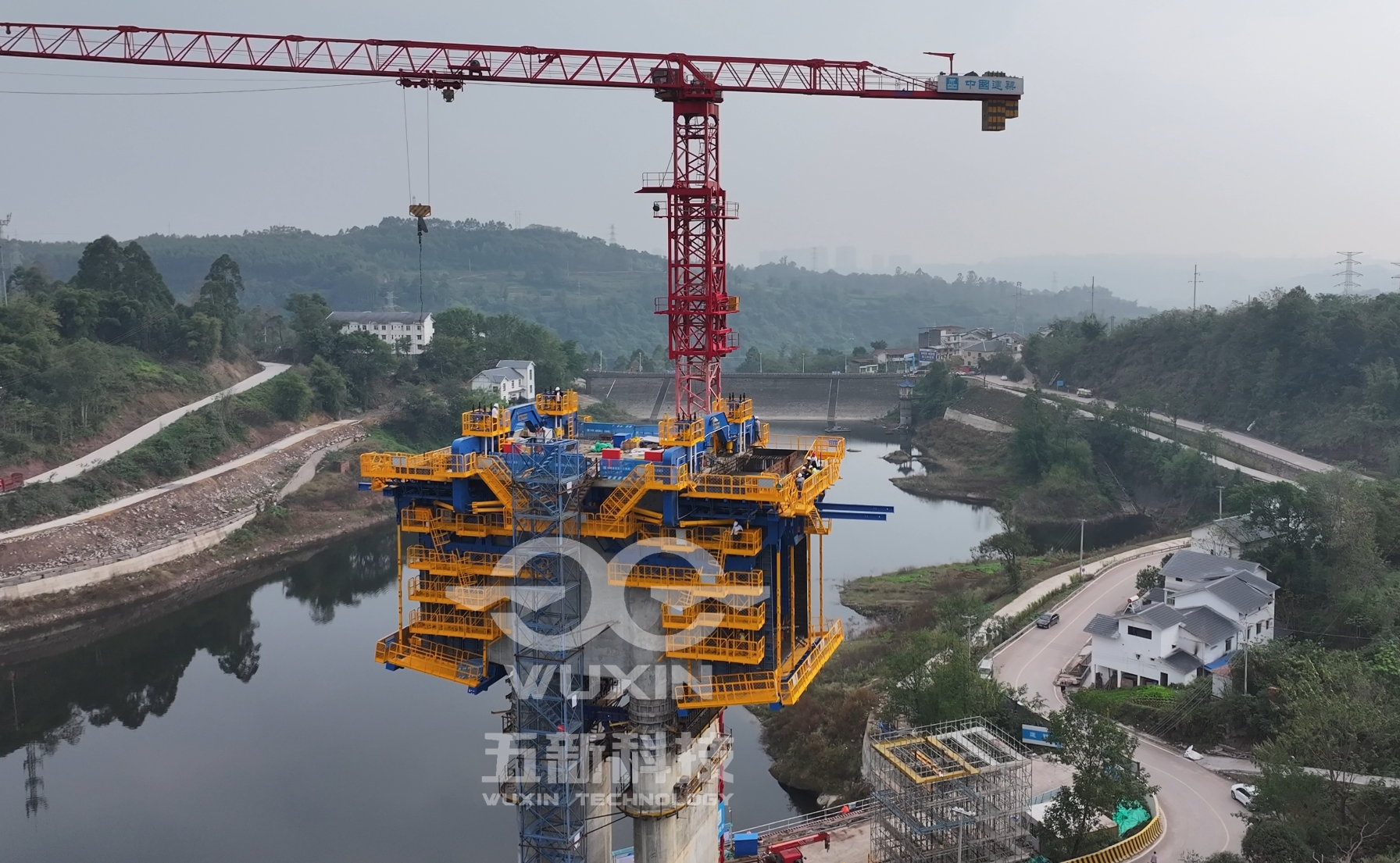 中建八局-渝万铁路智能悬臂造桥机2.jpg