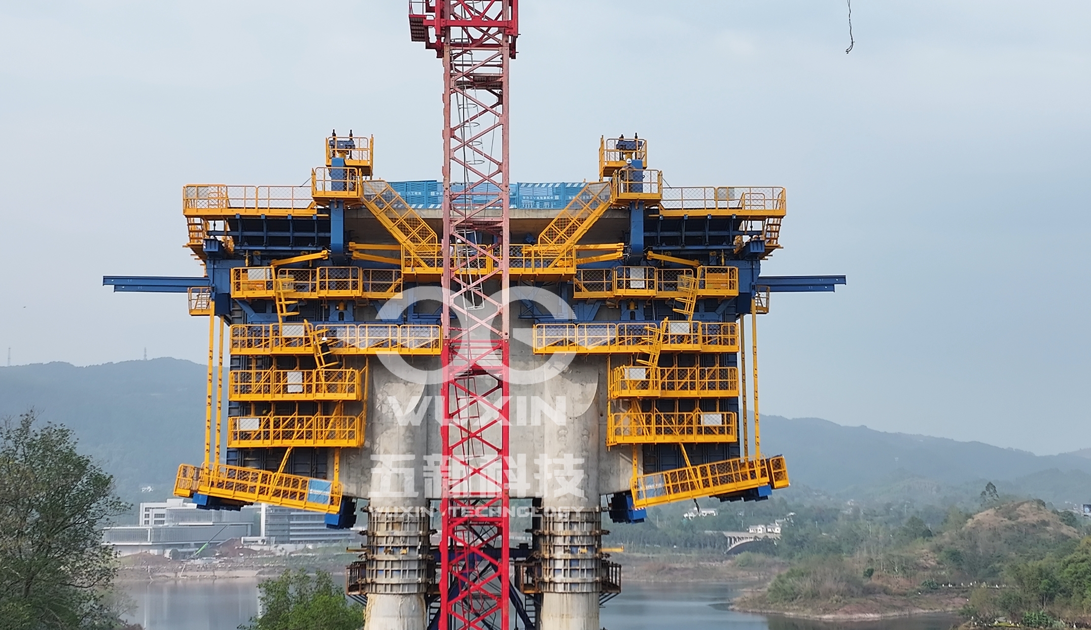 中建八局-渝万铁路智能悬臂造桥机