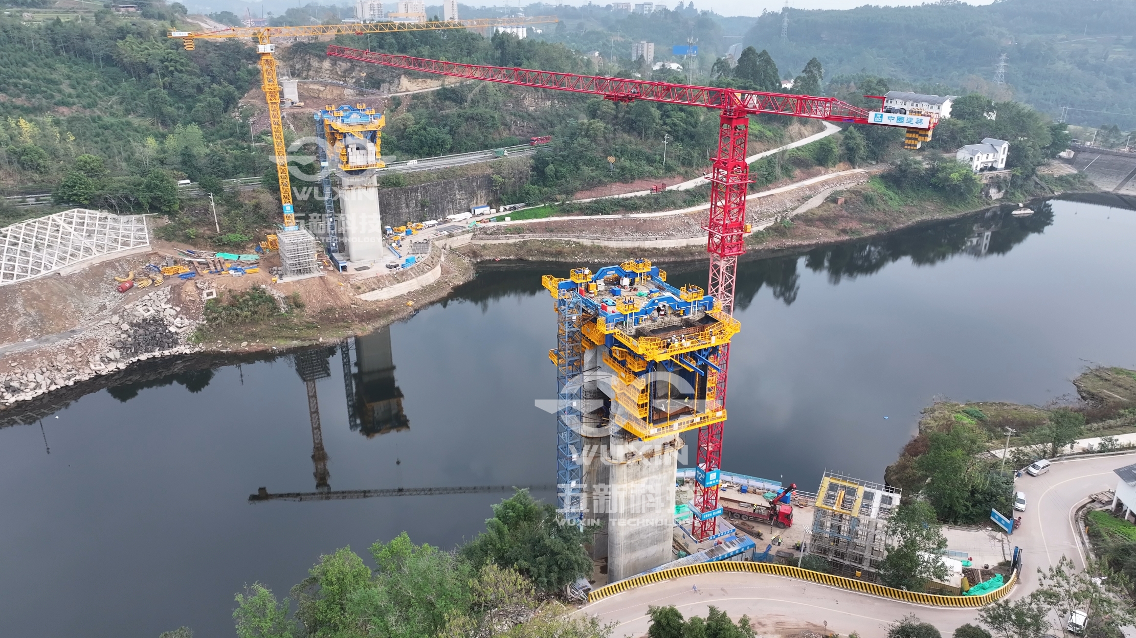 中建八局-渝万铁路智能悬臂造桥机1.jpg