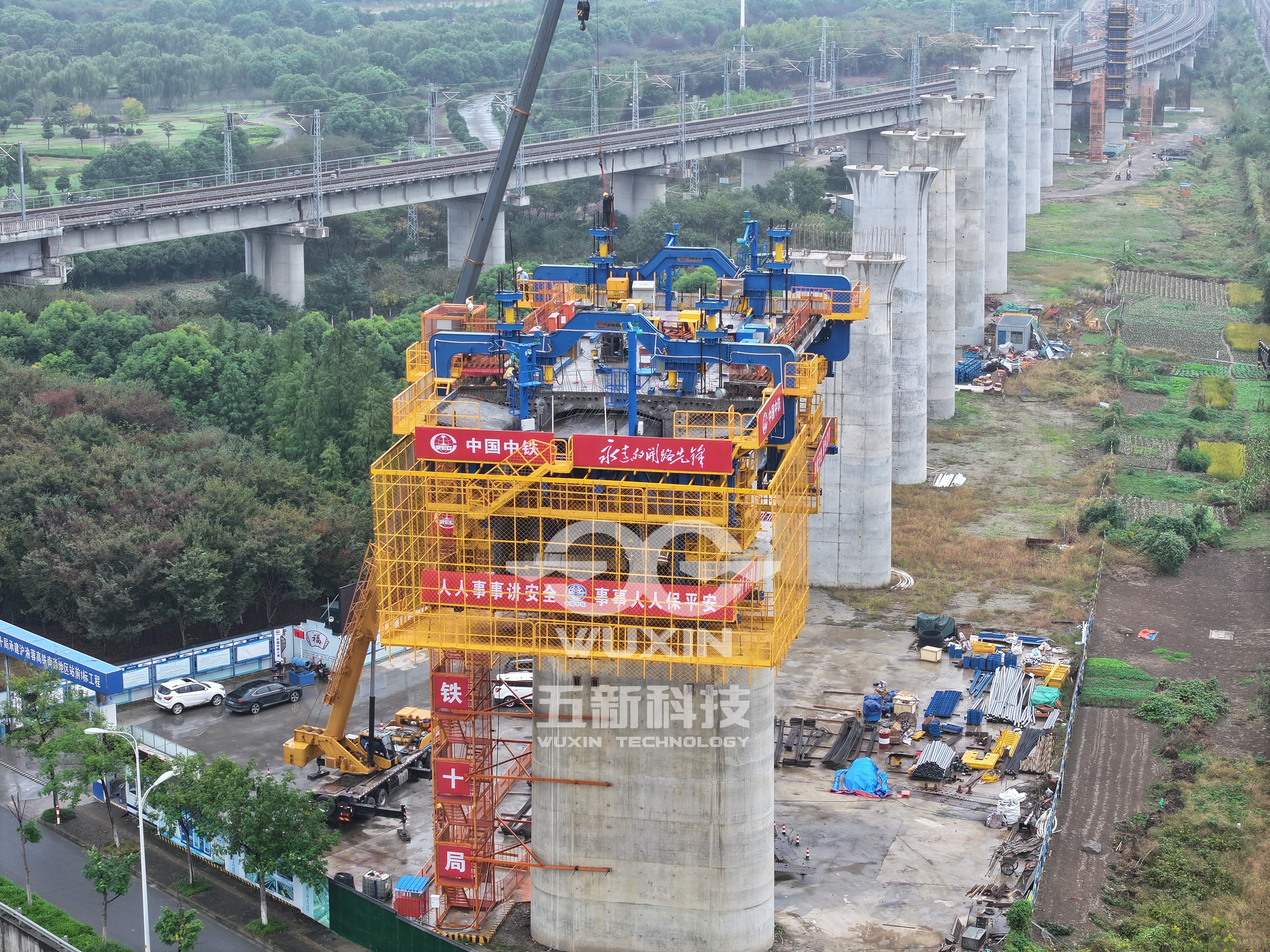 中铁十局-沪渝蓉高铁南通枢纽跨盐通动走线特大桥智能悬臂造桥机1.jpg
