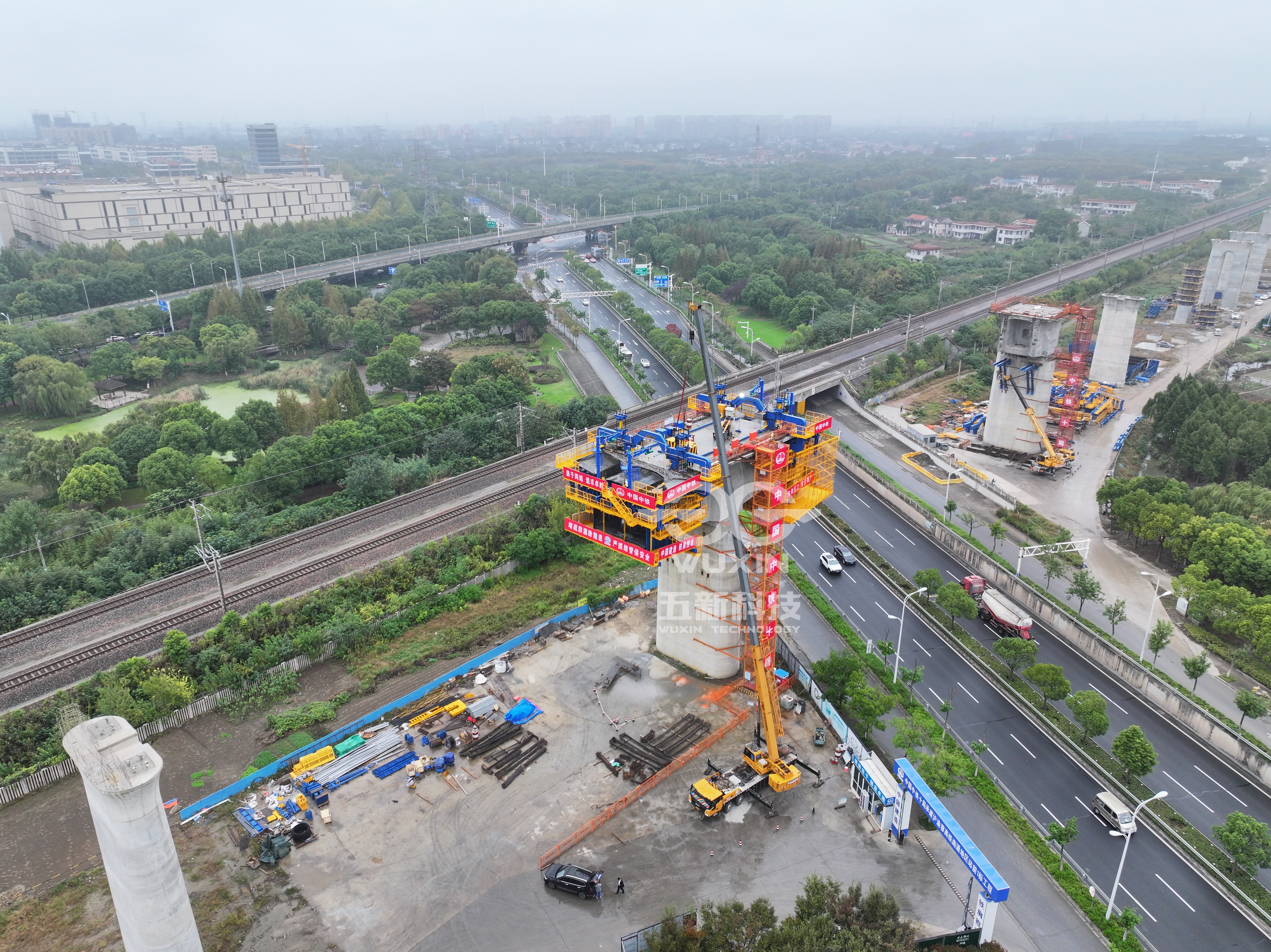 中铁十局-沪渝蓉高铁南通枢纽跨盐通动走线特大桥智能悬臂造桥机2.jpg