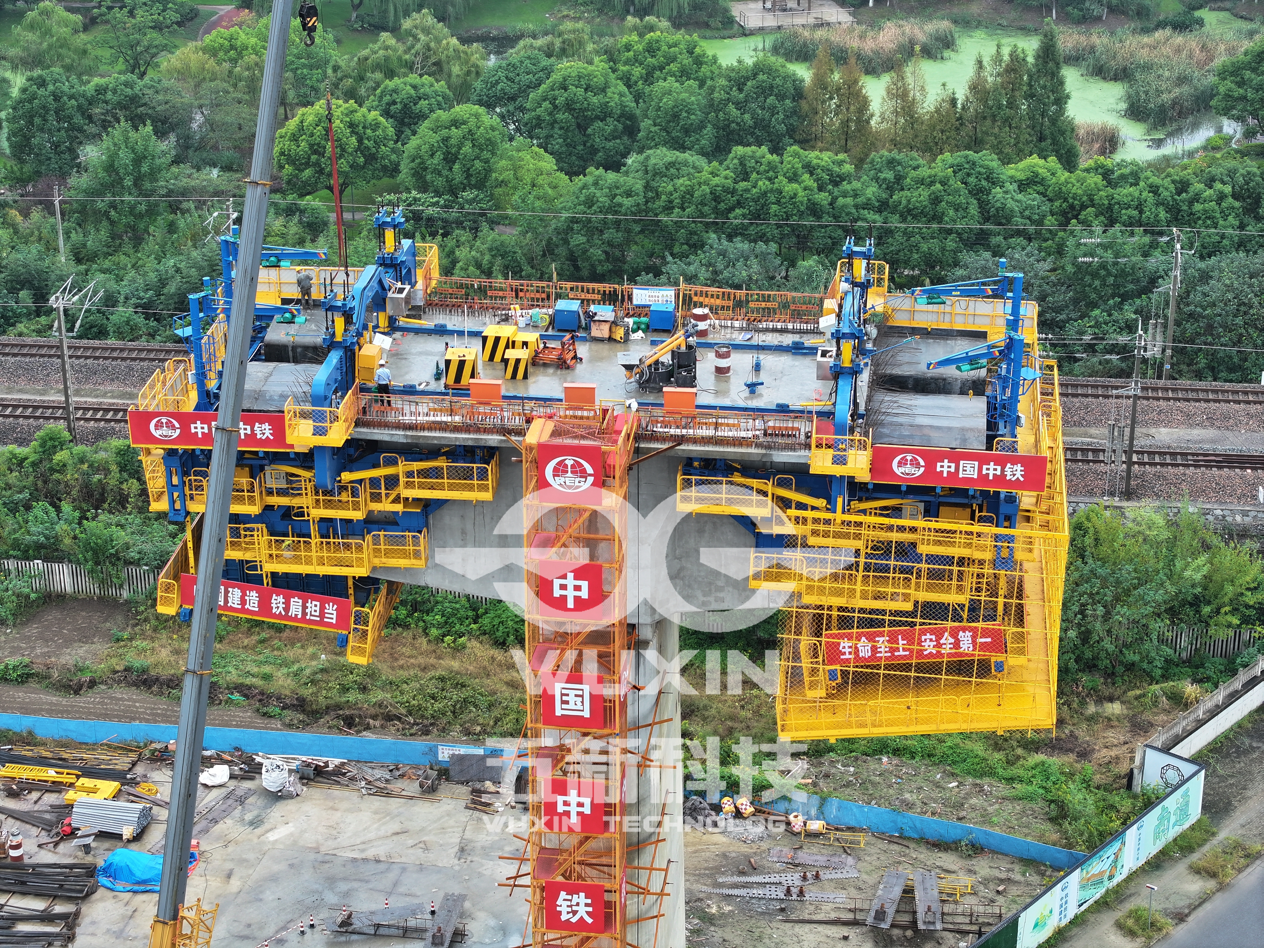 中铁十局-沪渝蓉高铁南通枢纽跨盐通动走线特大桥智能悬臂造桥机5.jpg