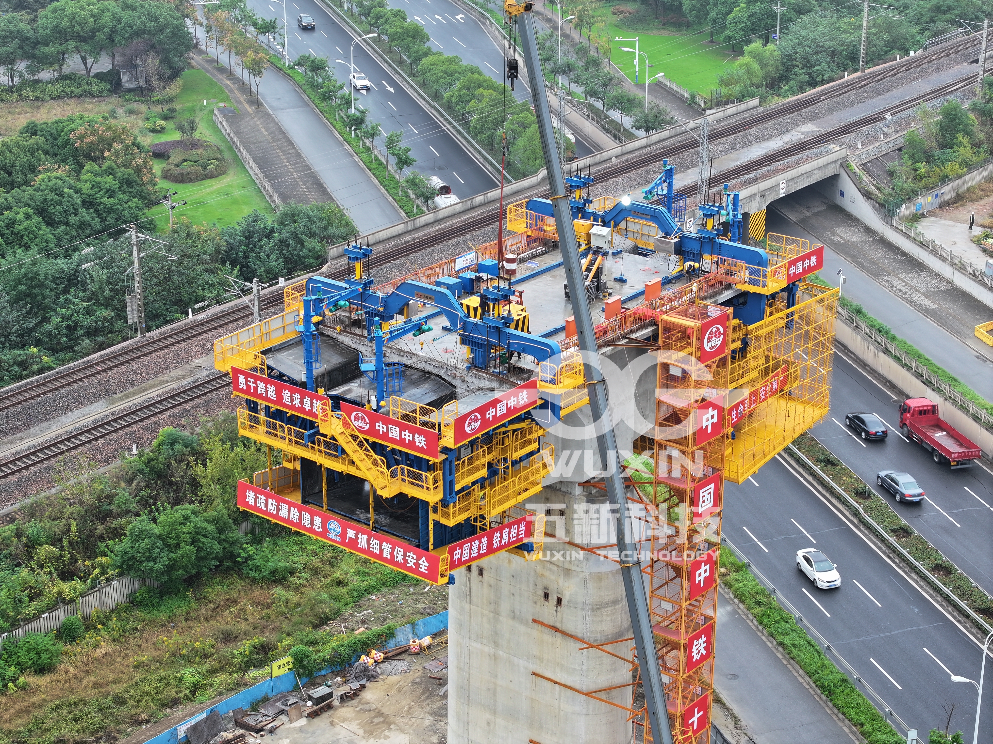 中铁十局-沪渝蓉高铁南通枢纽跨盐通动走线特大桥智能悬臂造桥机3.jpg