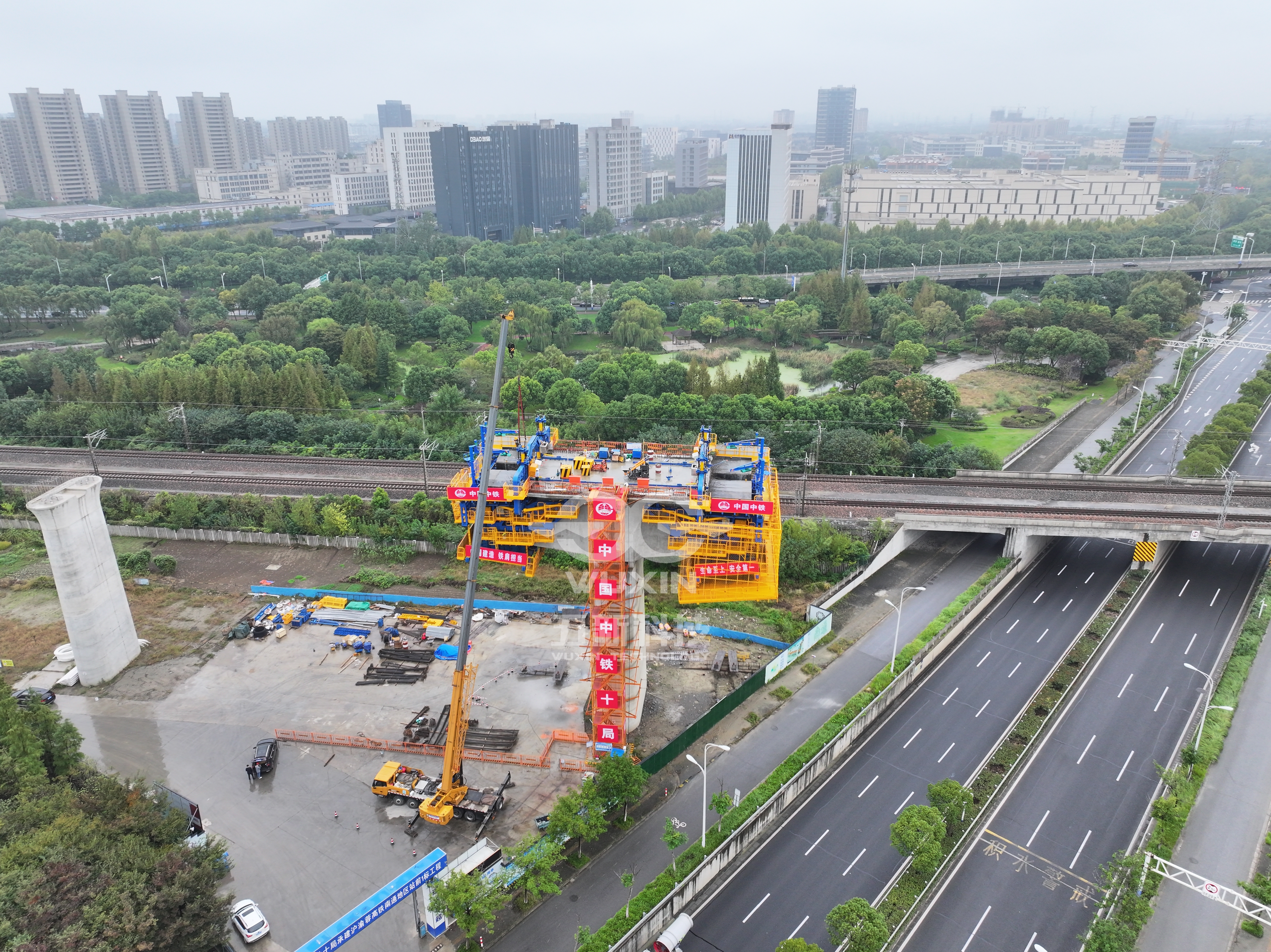 中铁十局-沪渝蓉高铁南通枢纽跨盐通动走线特大桥智能悬臂造桥机4.jpg