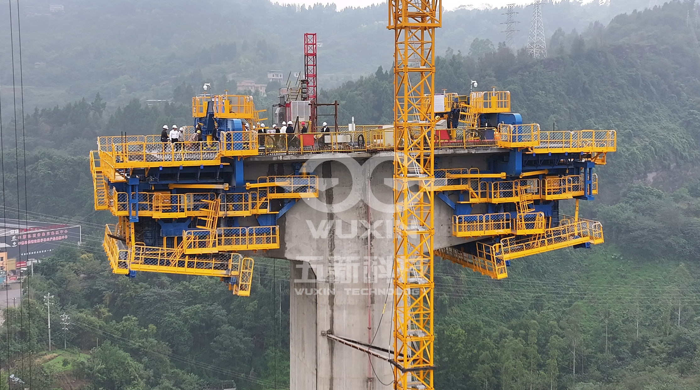 中铁十七局-渝万高铁闫家沟双线大桥智能悬臂造桥机