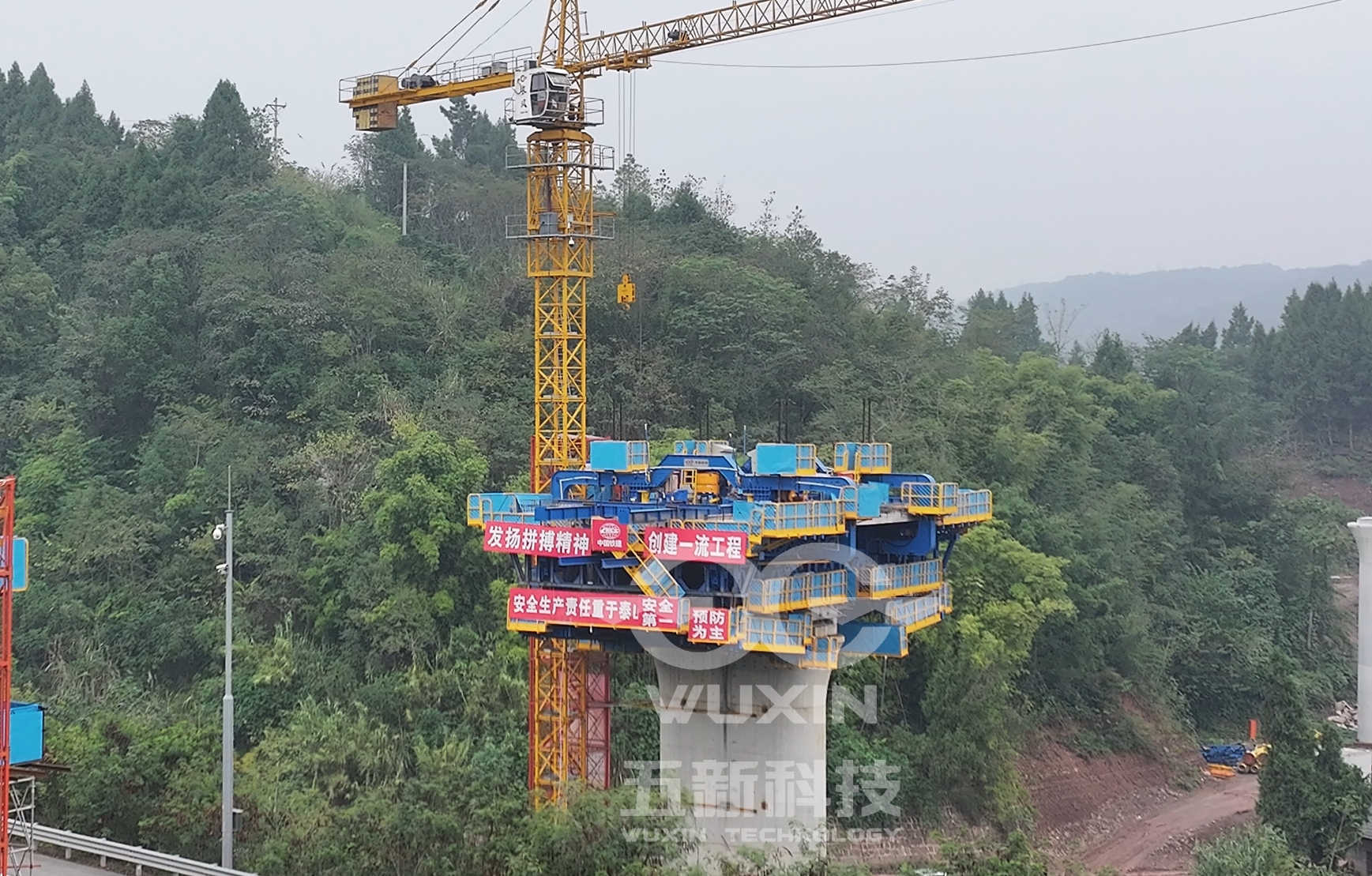 中铁十四局-成渝中线重庆段站前四标智能悬臂造桥机