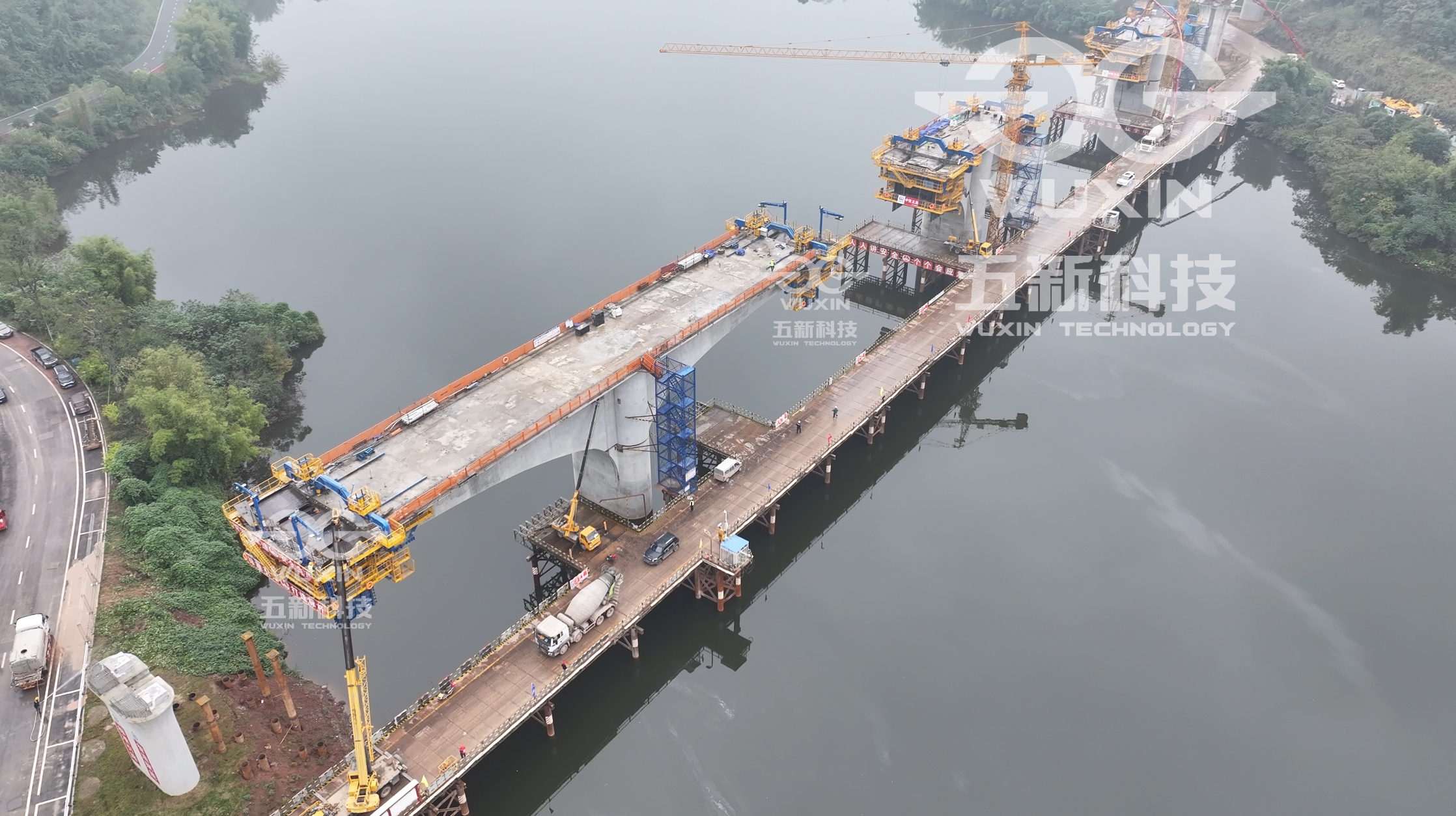 中铁五局——成渝中线玄天湖大桥——智能悬臂造桥机1.jpg