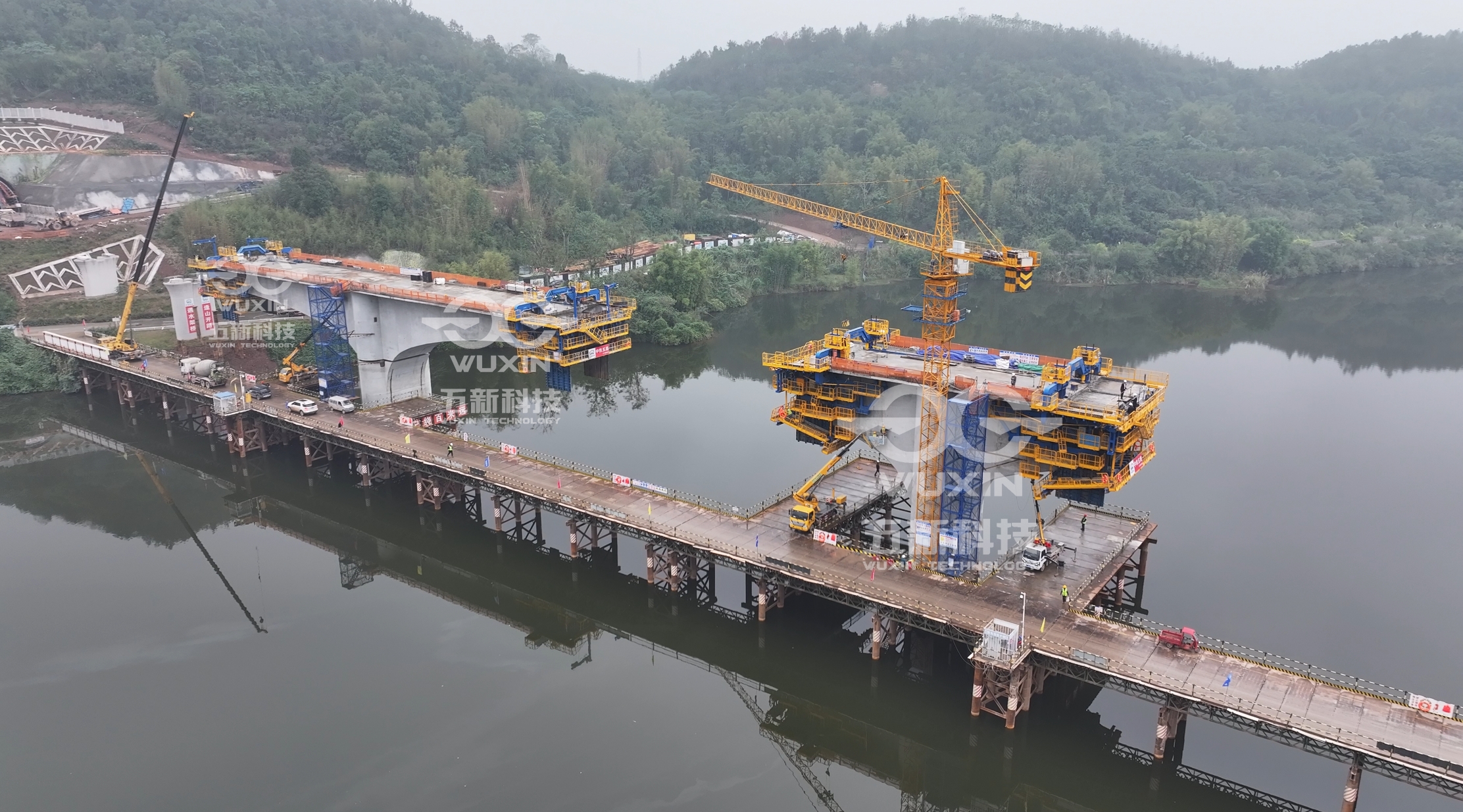 中铁五局——成渝中线玄天湖大桥——智能悬臂造桥机3.jpg