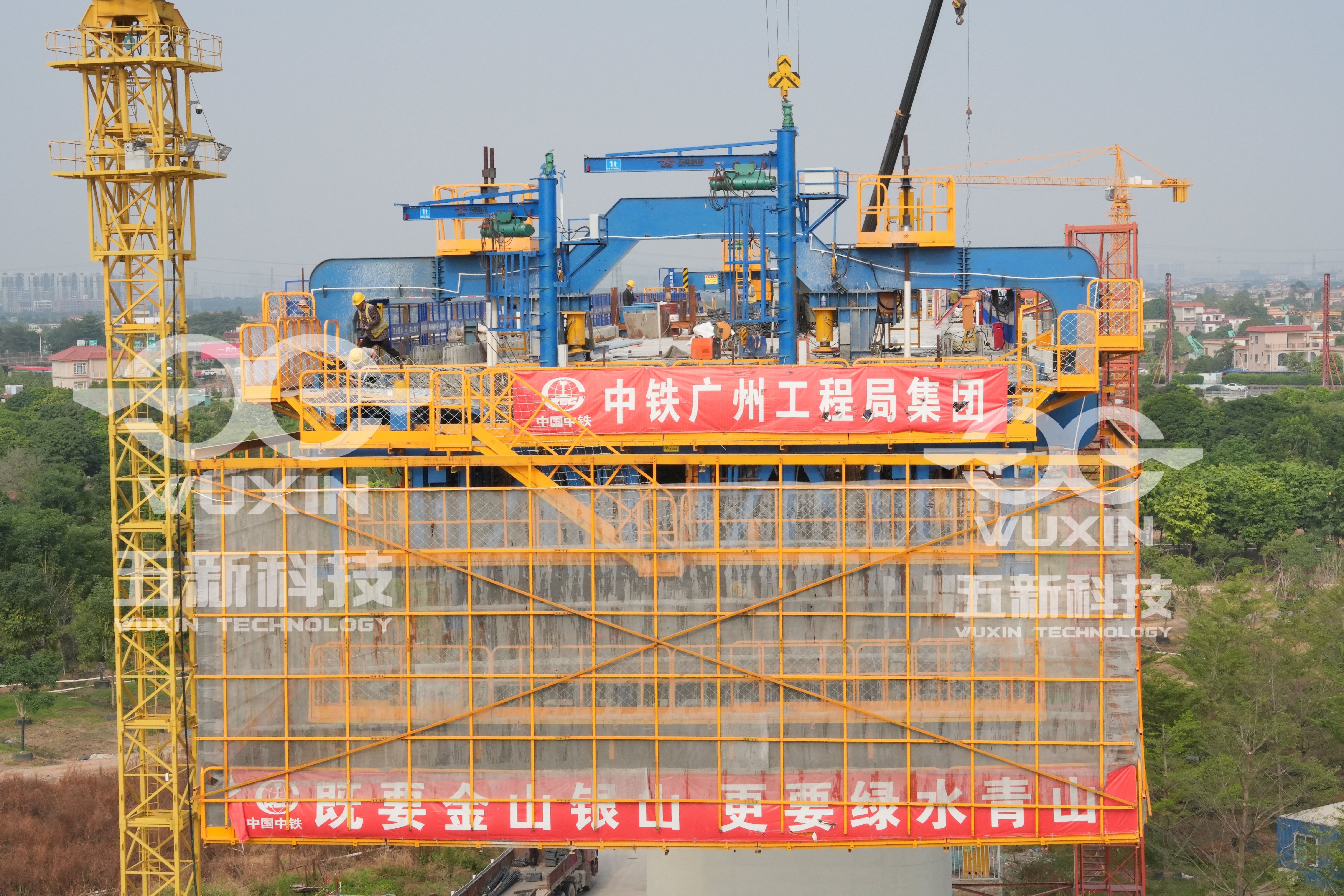 中铁广州局-深江铁路智能悬臂造桥机