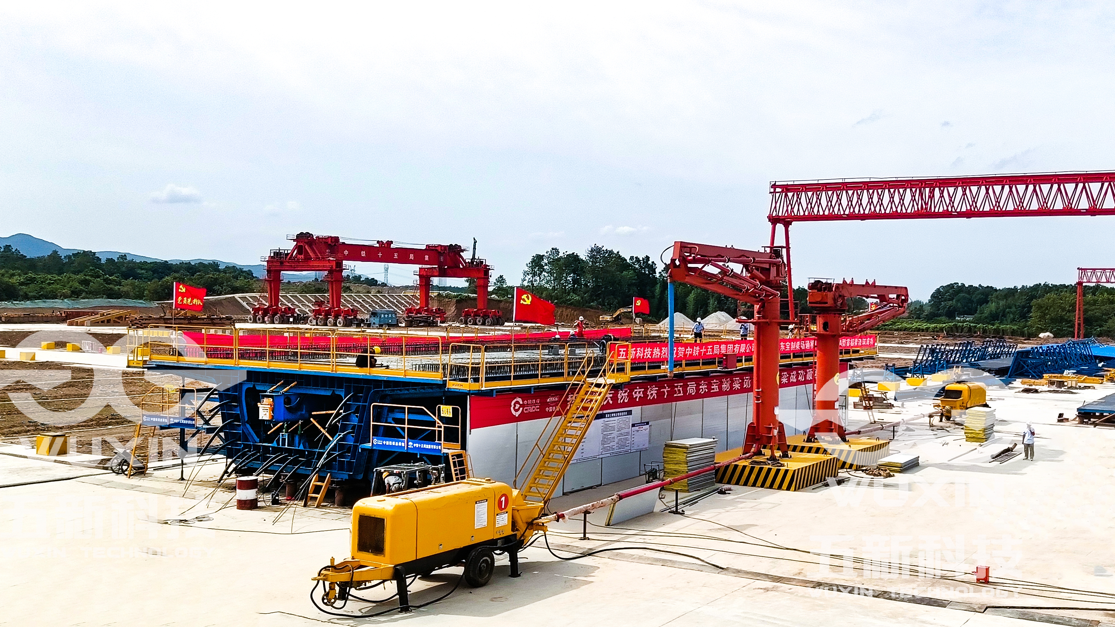 襄荆高铁东宝梁场首孔箱梁顺利浇筑完成 (5)_副本.jpg