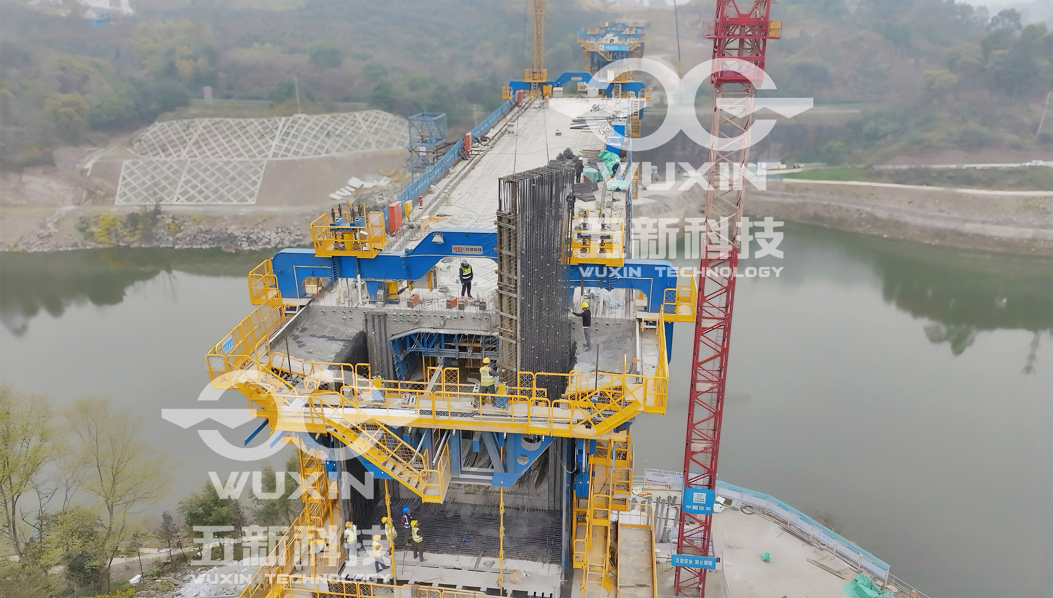 造桥机钢筋笼吊装入模工艺 — 中建八局渝万铁路