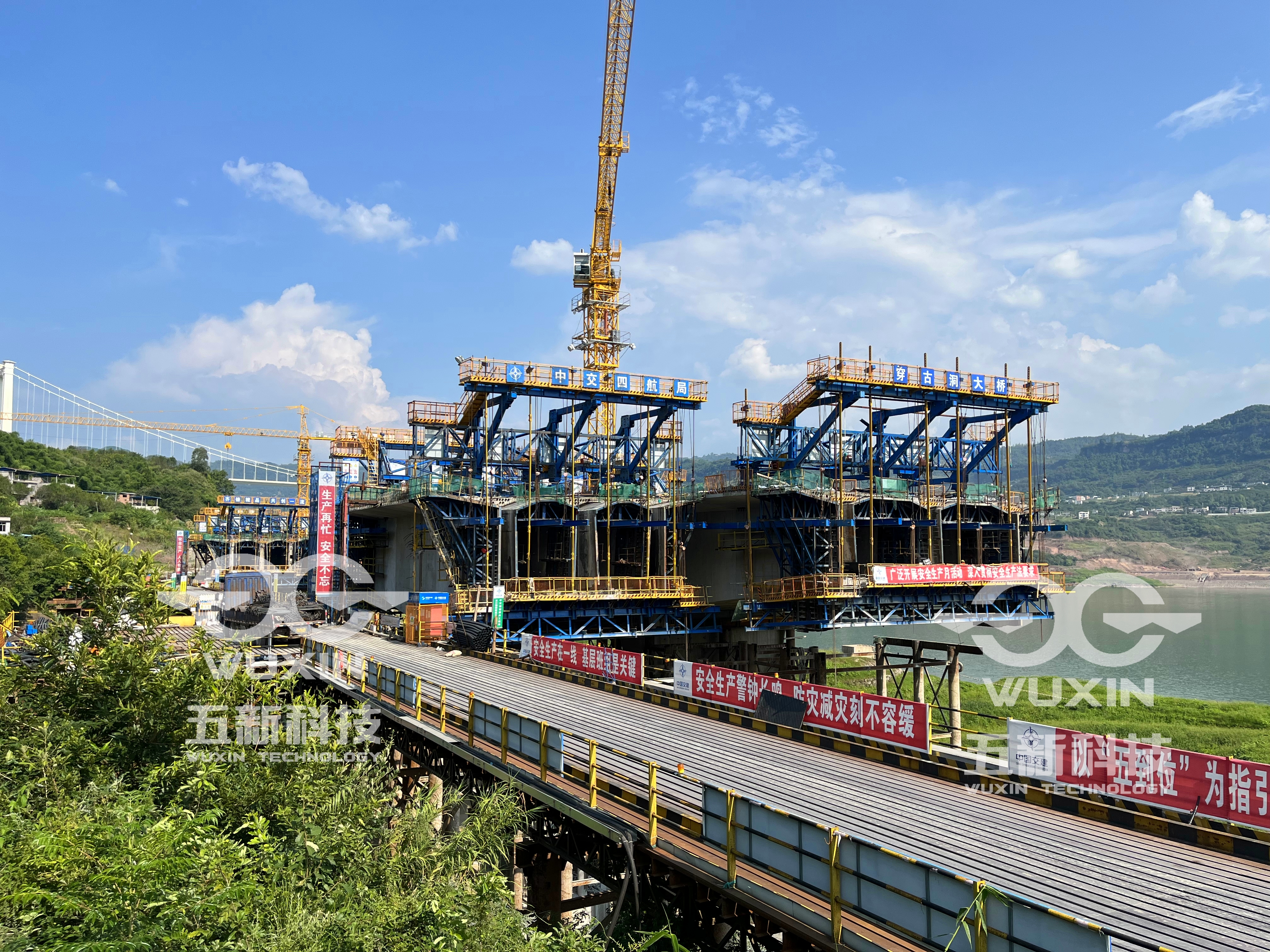 中交四航局-穿古洞大桥