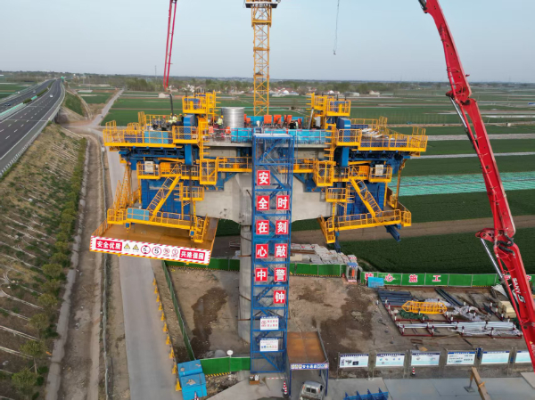 鸢都大地鏖战酣：球盟会悬臂造桥机助力潍宿高铁建设