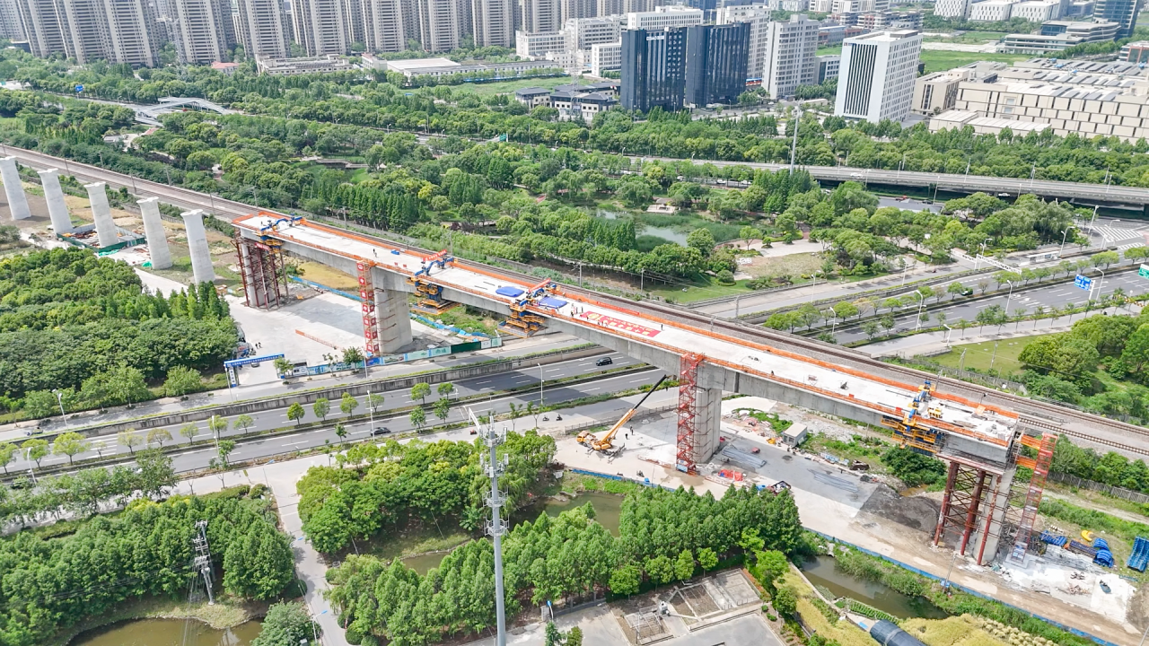 中铁十局首台智慧悬臂造桥机完成沪渝蓉高铁建设首秀